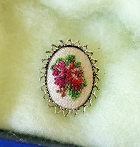 Petit point stickerei brosche - petit, stickerei,